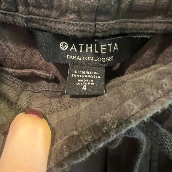 Athleta Farallon jogger in size 4, green Camo pattern - Picture 3 of 4